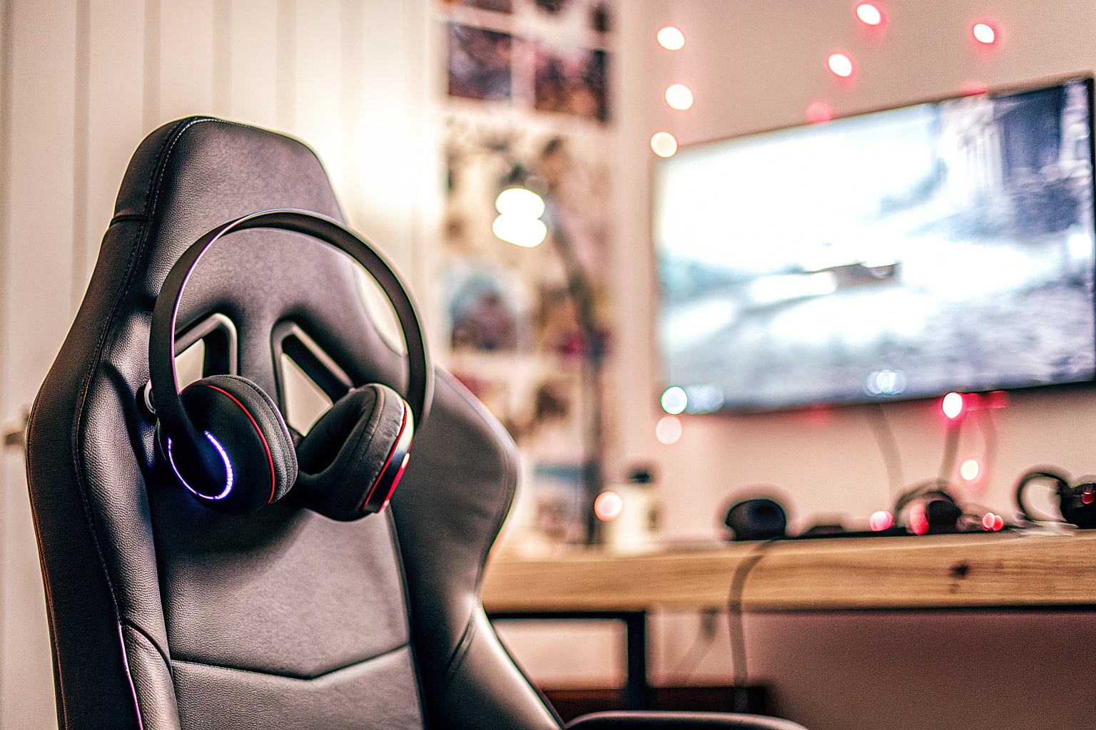 Ein Gamer, der in einem Gaming-Stuhl sitzt und ein Gaming-Headset trägt. Gamer mit Headset