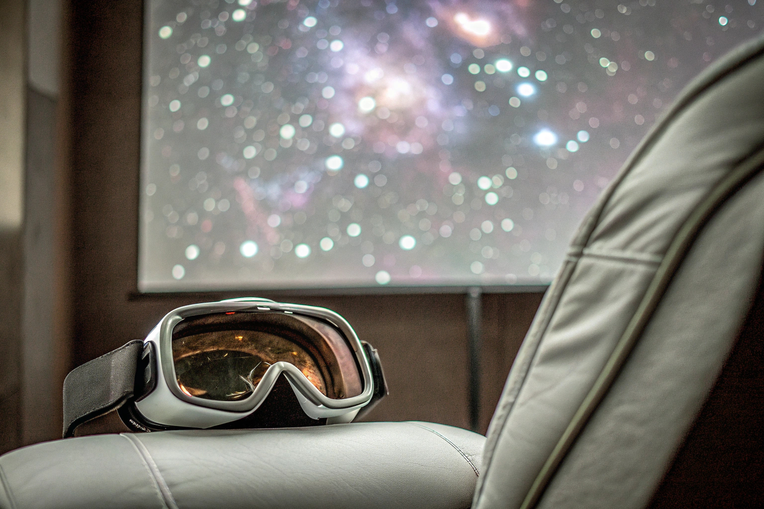 Ein Gamer, der in einem virtuellen Weltraumabenteuer in VR eintaucht, umgeben von beeindruckenden Galaxien und Planeten. Gamer in VR-Weltraumabenteuer