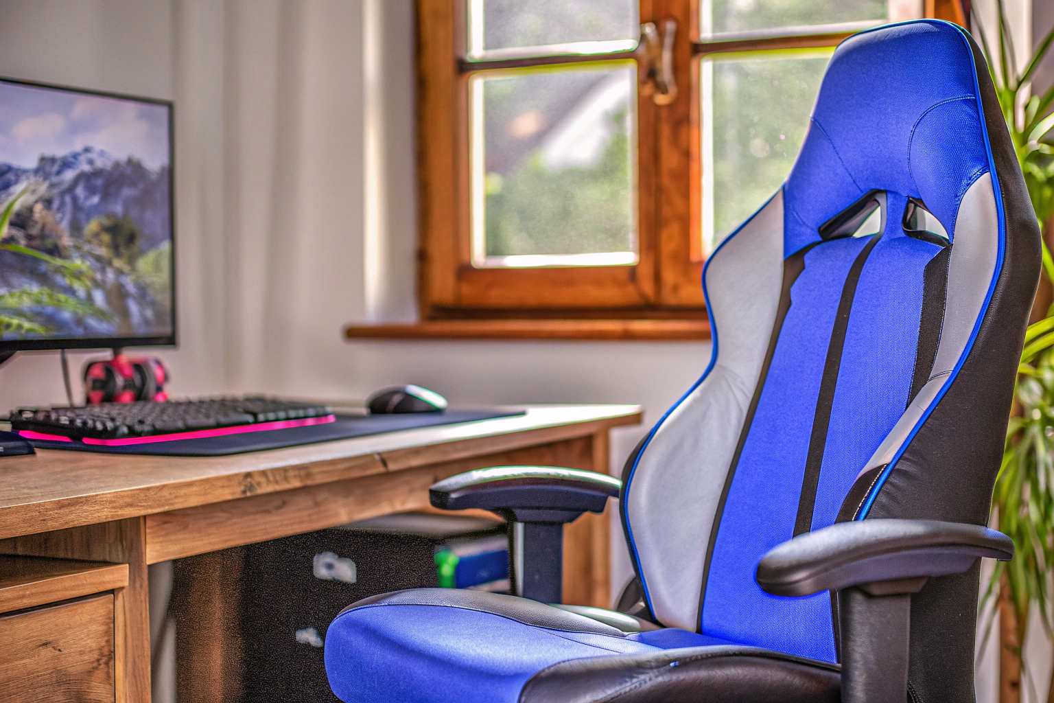 Ein Gamer, der in einer ergonomisch korrekten Haltung an seinem Computer spielt. Ergonomische Gaming-Position