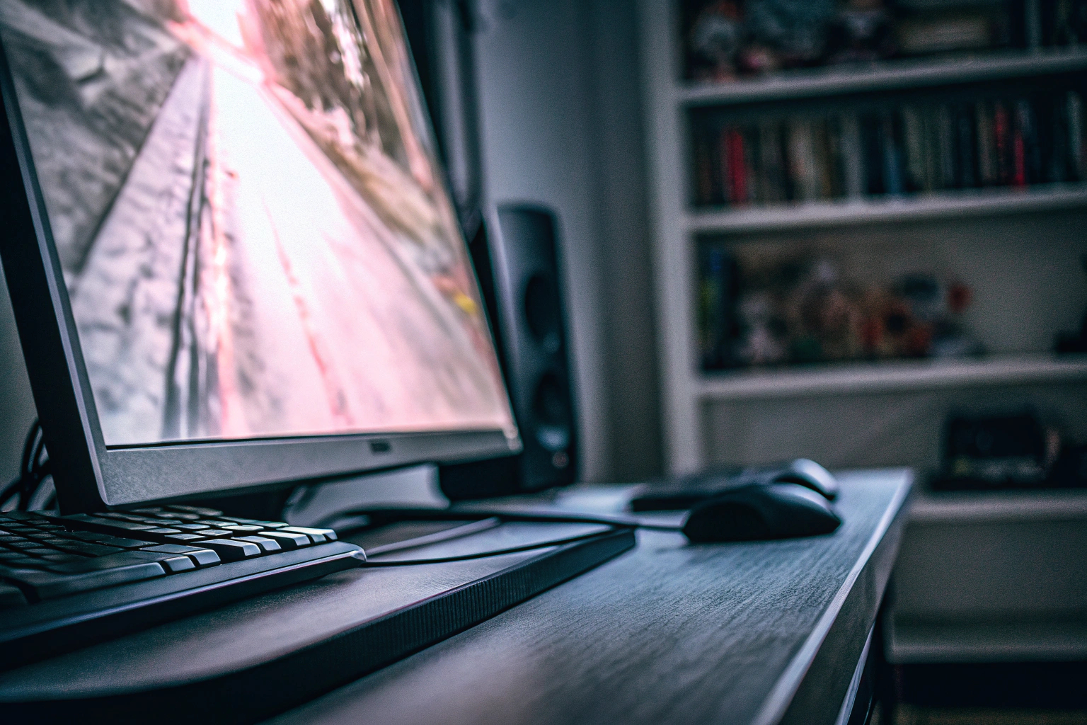 Ein Gamer, der intensiv auf einen Bildschirm schaut, während er ein Spiel spielt Gamer am Bildschirm
