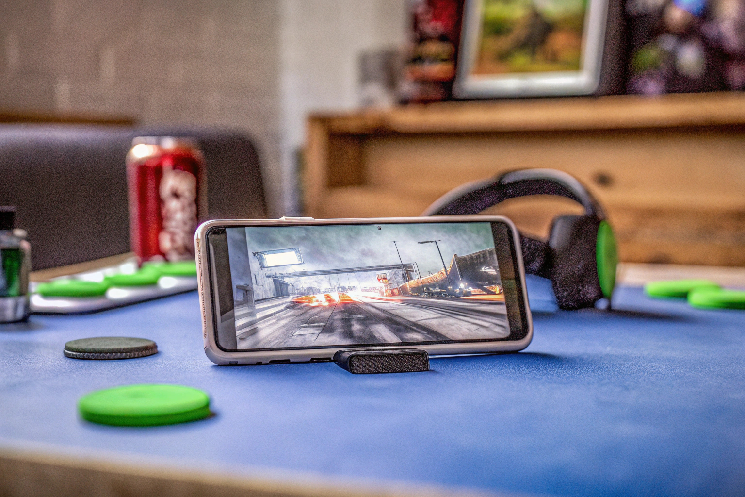 Ein Gamer, der konzentriert auf sein Smartphone schaut und spielt. Gamer beim Spielen auf dem Smartphone