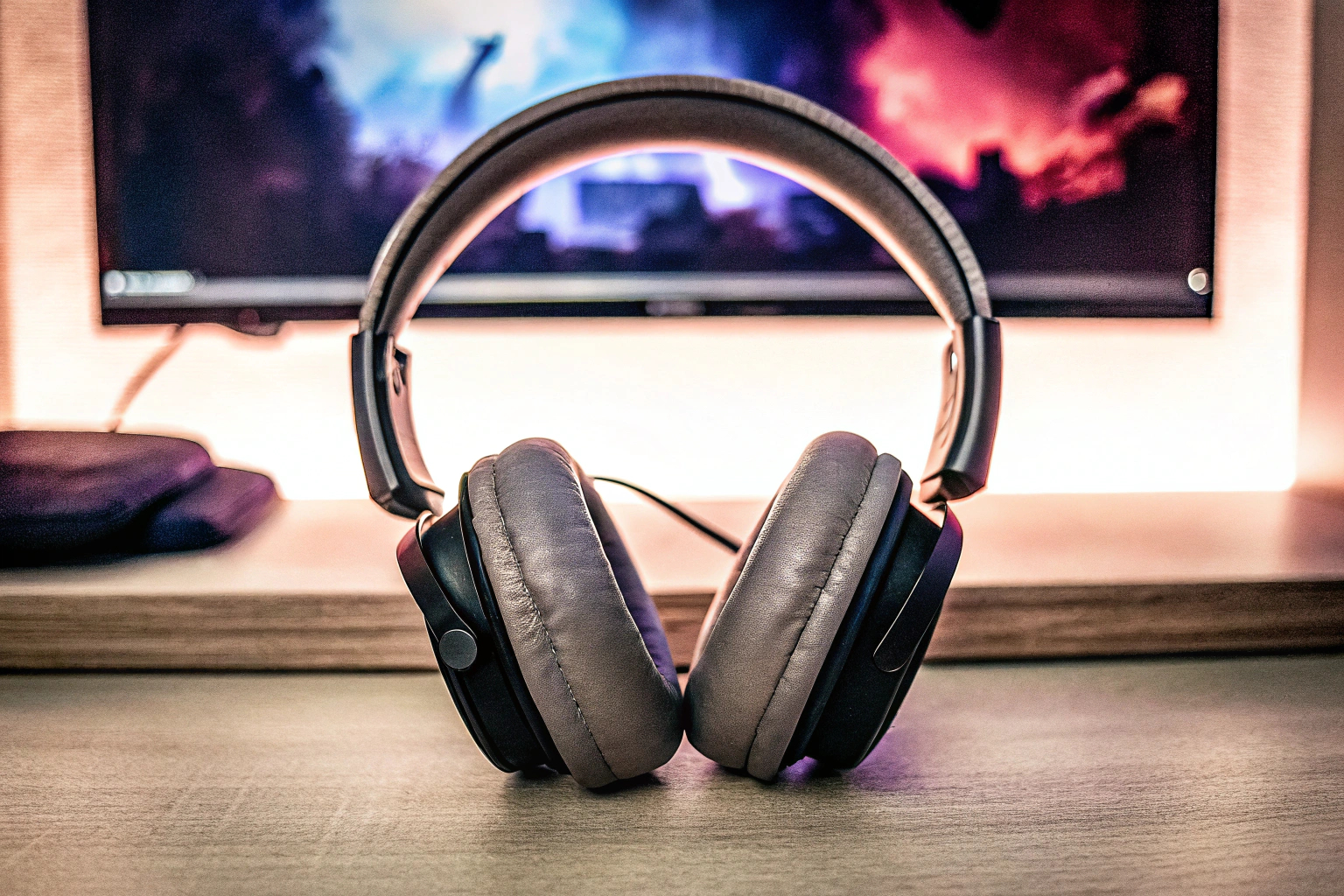 Ein Gamer, der konzentriert mit einem Surround Sound Headset spielt, während er wichtige akustische Details wahrnimmt. Gamer mit Surround Sound Headset