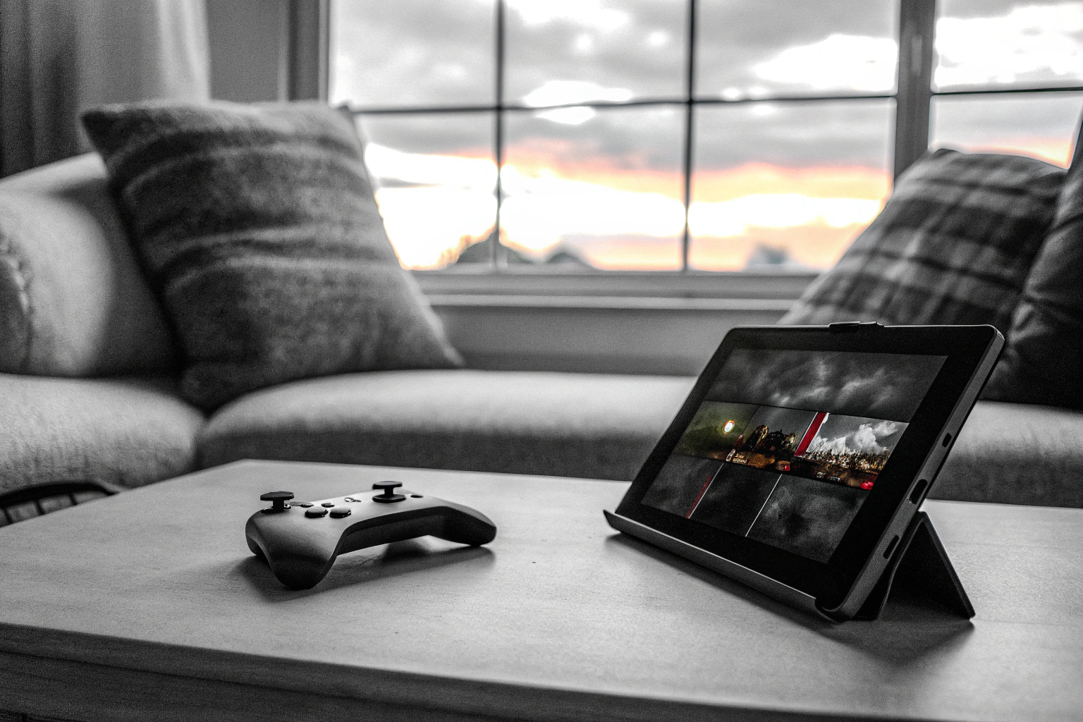 Ein Gamer, der mit einem Controller auf einem Tablet spielt, während er ein Cloud-Gaming-Dienst nutzt. Gamer spielt Cloud Gaming auf einem Tablet