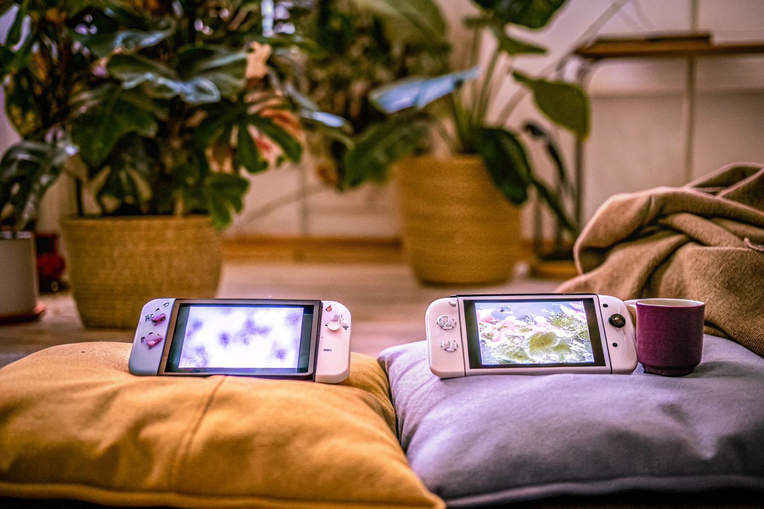 Ein Gamer, der mit einem Freund über sein Spielverhalten spricht, um die Bedeutung von sozialem Austausch zu unterstreichen. Gamer im Gespräch über Spielverhalten
