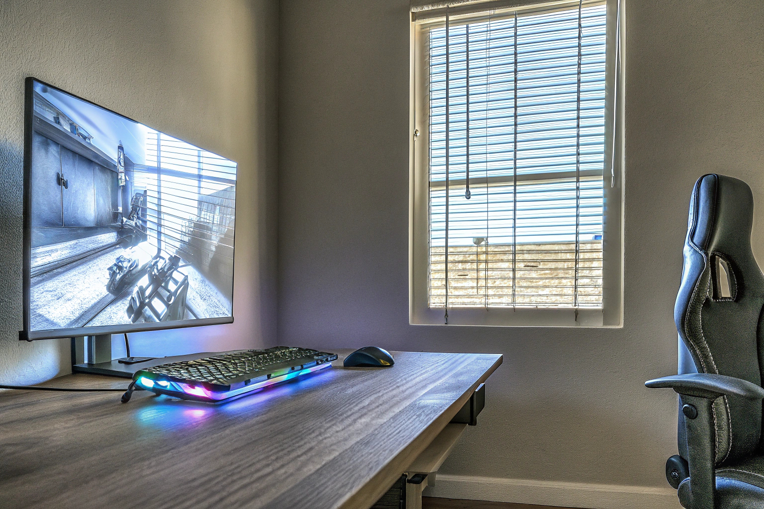 Ein Gamer, der mit einem Headset spielt und tief in ein Online-Spiel vertieft ist. Gamer mit Headset