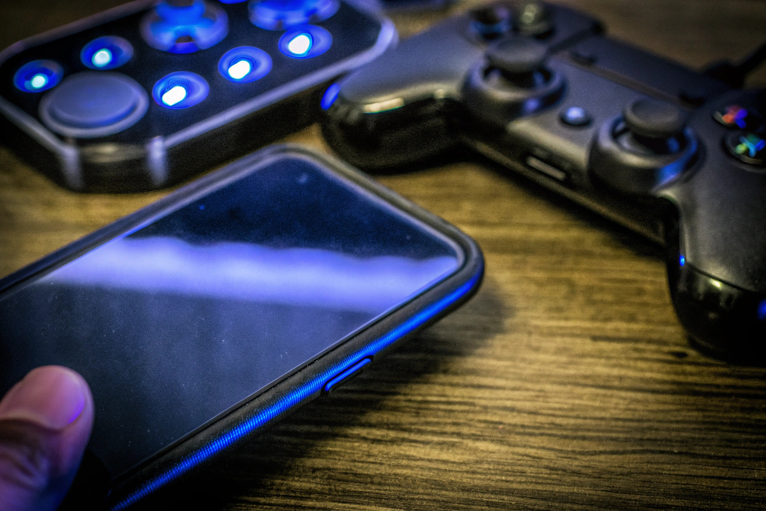 Ein Gamer, der mit einem Mobile Controller spielt und dabei voll konzentriert ist. Gamer mit Mobile Controller
