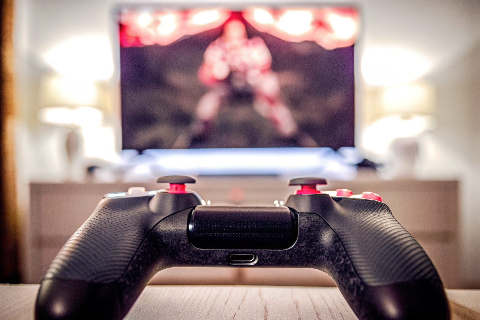 Ein Gamer, der mit einem modernen Controller spielt, der haptisches Feedback bietet. Gaming mit haptischem Feedback