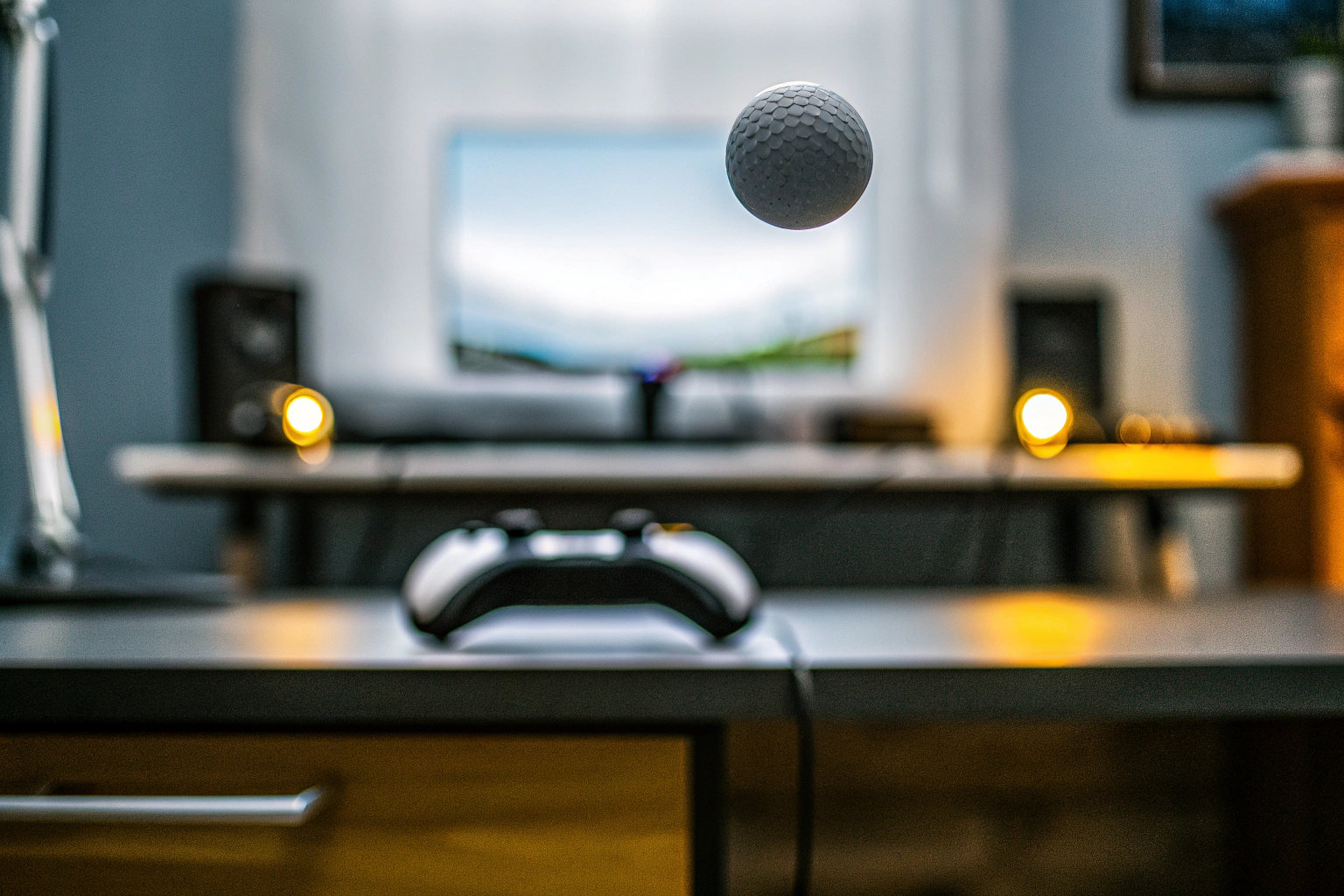 Ein Gamer, der mit einem Reflexball trainiert, um seine Reaktionszeit zu verbessern. Gamer trainiert mit Reflexball