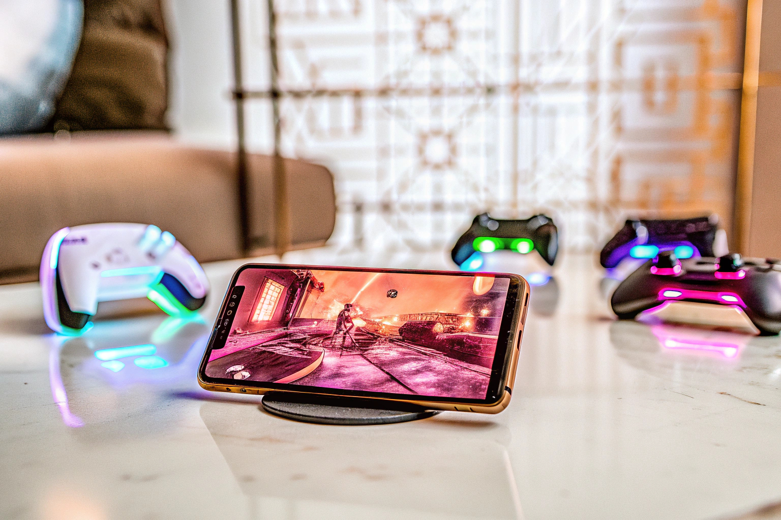 Gamer mit Smartphone
