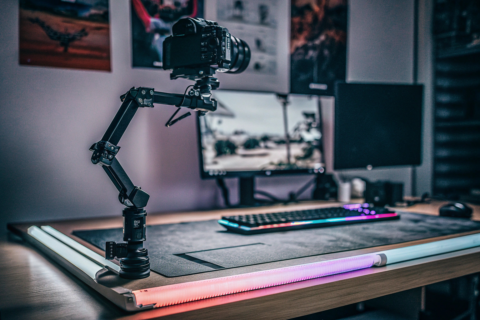 Ein Gamer, der mit einem Stabilisator aufnimmt, um stabile Aufnahmen zu gewährleisten. Gamer mit Stabilisator