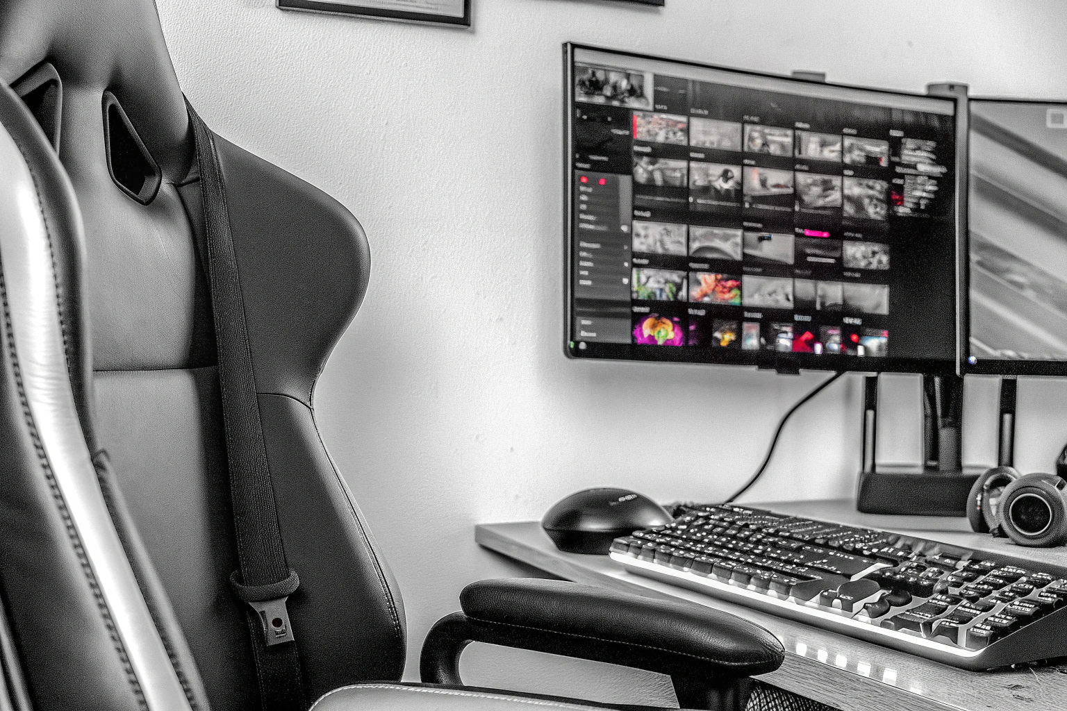 Ein Gamer, der mit seinem Setup YouTube-Videos schaut. Gamer mit YouTube am PC