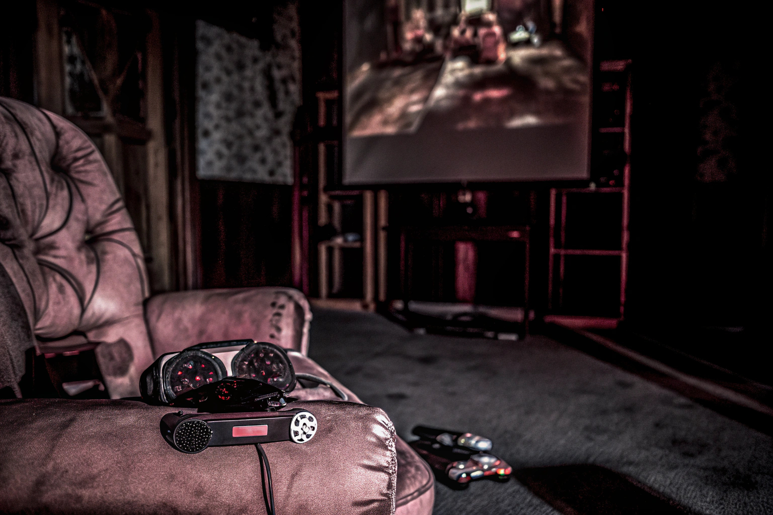 Ein Gamer, der mit VR-Headset und Controllern in ein Spiel vertieft ist. Gamer mit VR-Headset