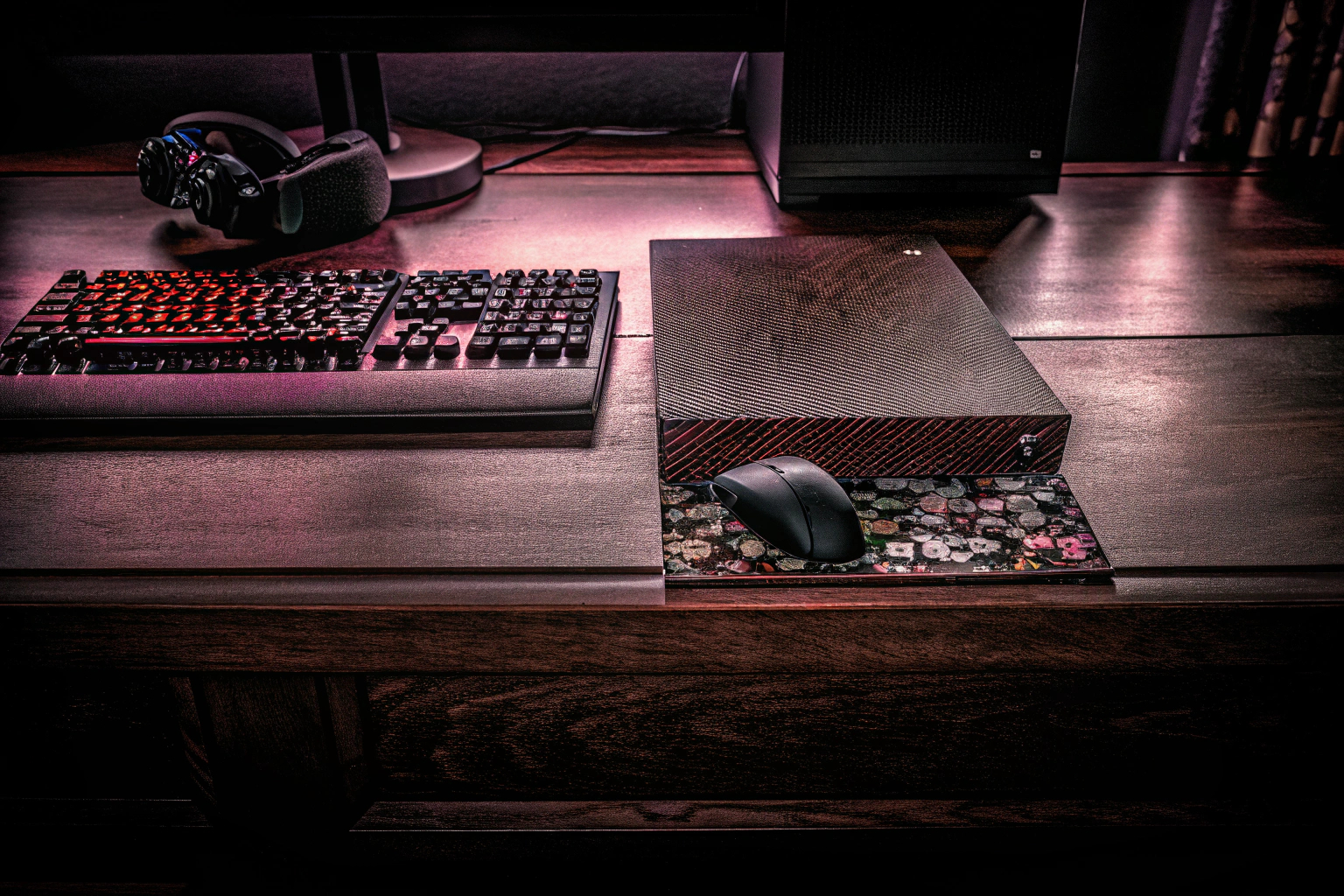 Ein Gamer, der seine Spielkonsole mit Zubehör optimiert hat. Gaming-Konsole mit Zubehör