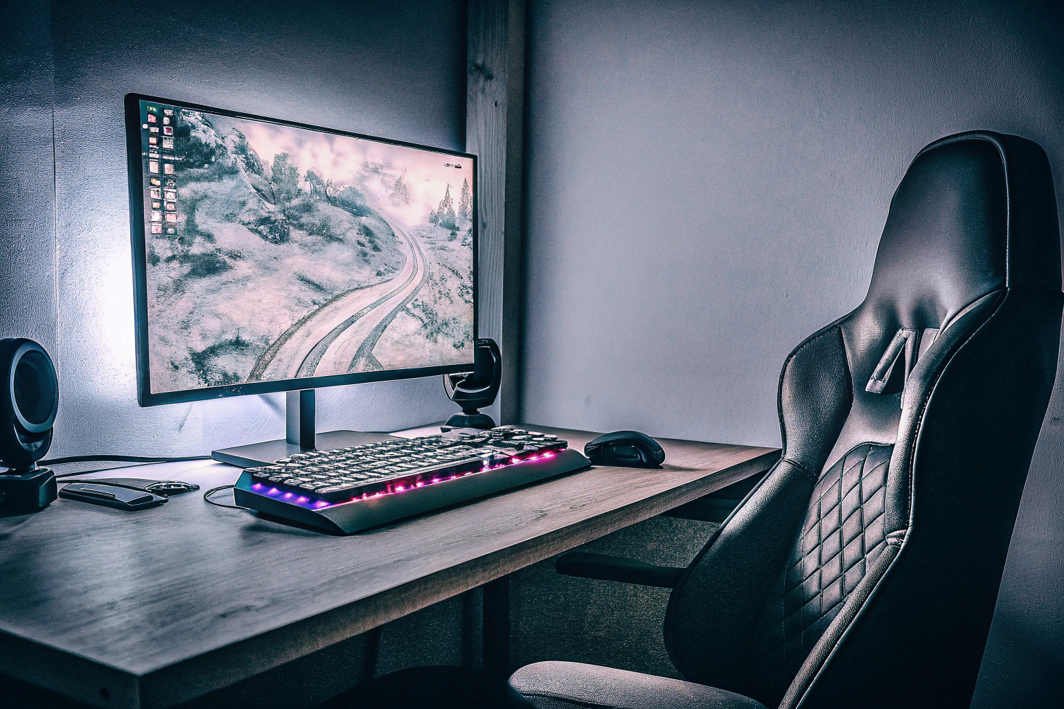 Ein Gamer, der sich auf ein spannendes Online-Match vorbereitet. Gamer bei der Vorbereitung