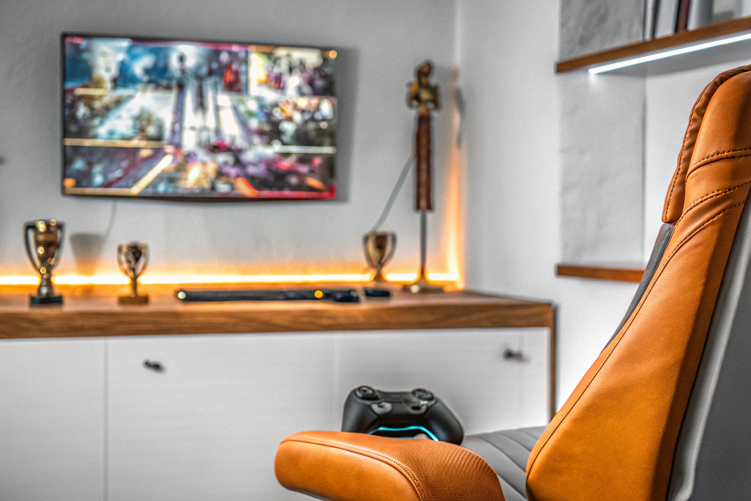 Ein Gamer, der sich auf ein spannendes Spiel vorbereitet, mit Headset und Controller in der Hand. Gamer beim E-Sport