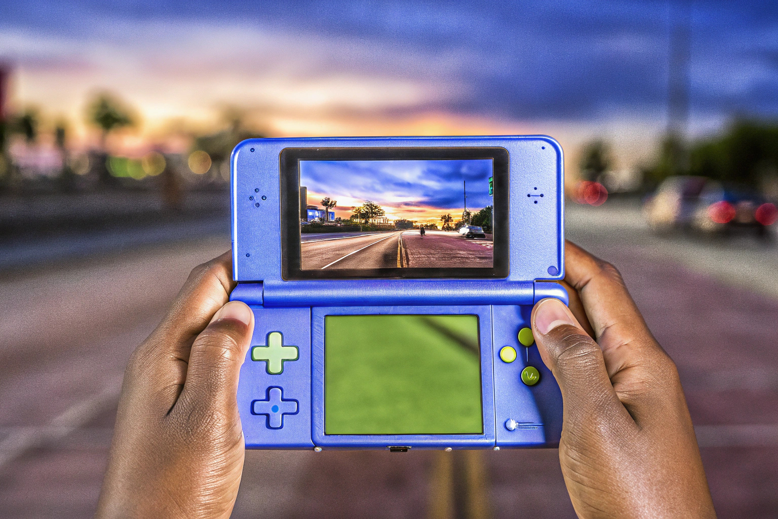 Ein Gamer, der unterwegs auf einer Handheld-Konsole spielt, mit einem lebhaften Bildschirm. Handheld-Konsole im Einsatz