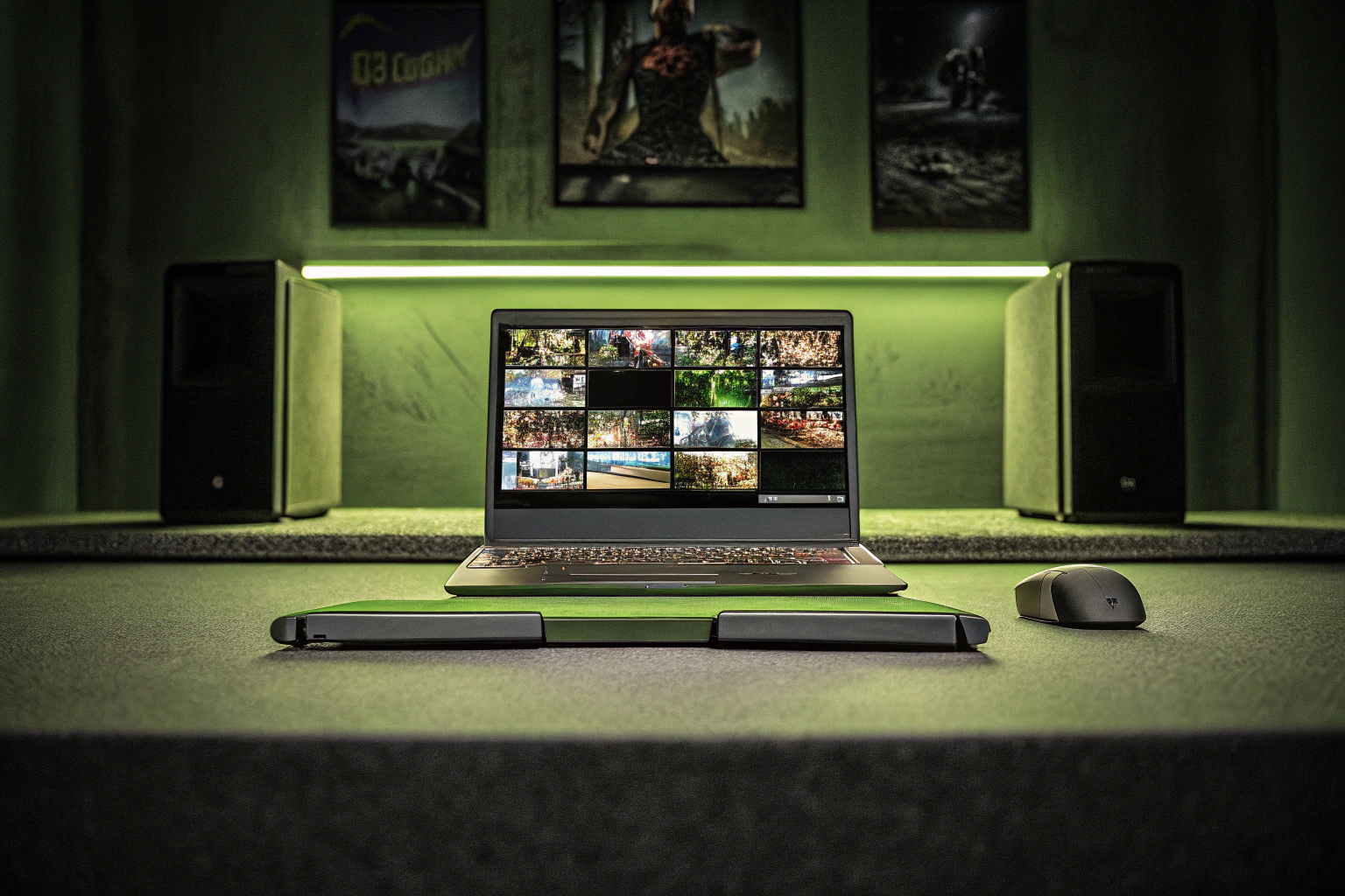 Ein Gamer, der verschiedene Spiele-Streaming-Dienste auf einem Laptop ausprobiert. Gamer testet Spiele-Streaming-Dienste