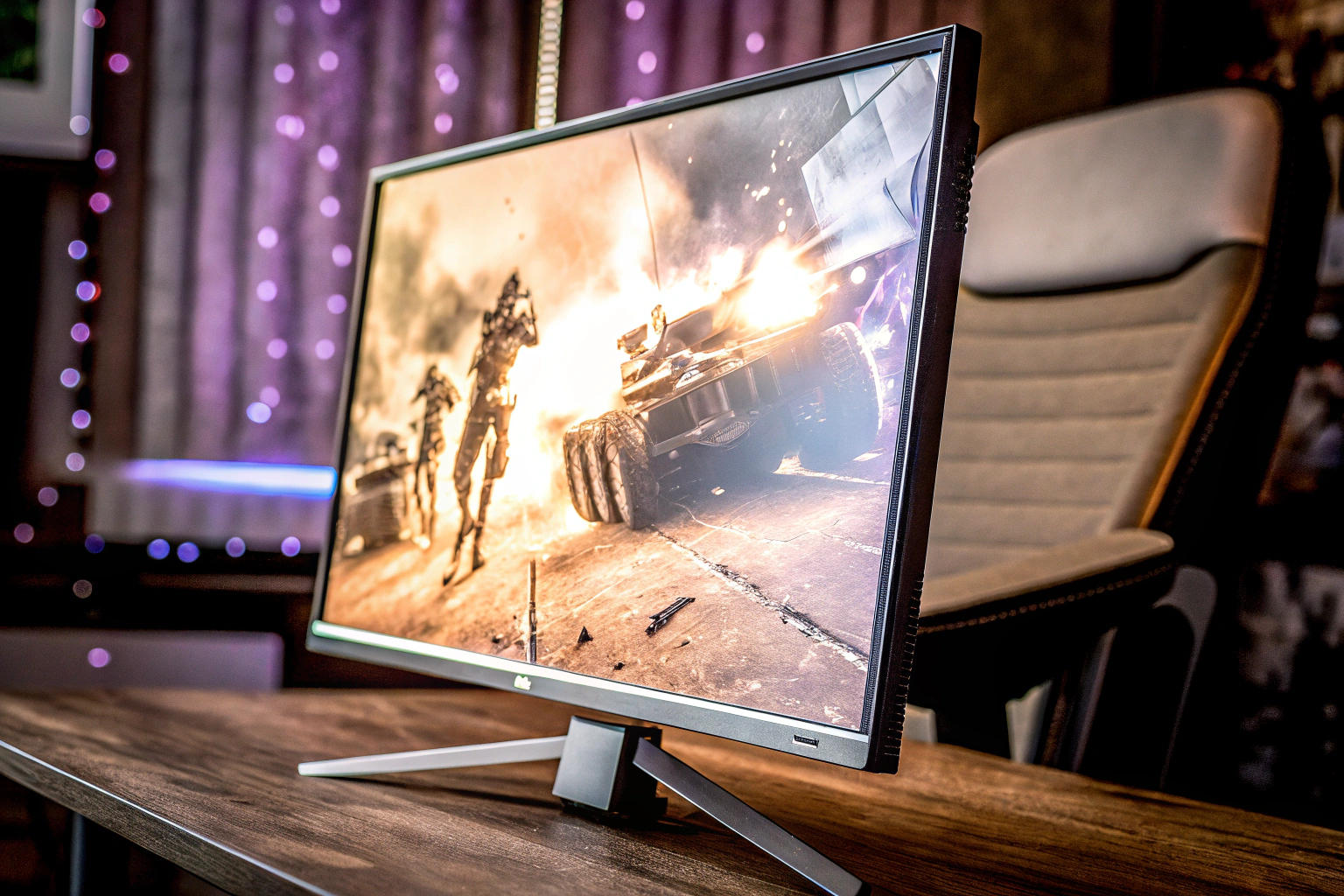 Ein Gamer, der vor einem Acer Nitro KG272S3 Monitor spielt, der ein actionreiches Spiel darstellt. Acer Nitro KG272S3 Gaming Monitor im Einsatz