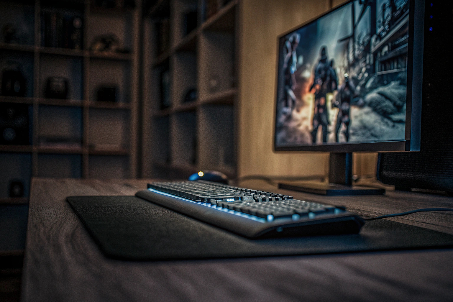 Ein Gamer konzentriert sich auf einen Bildschirm, während er ein Videospiel spielt. Gamer konzentriert beim Spielen