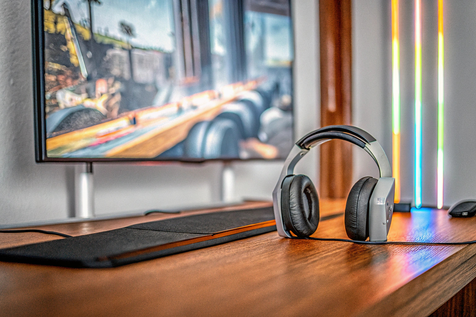 Ein Gamer mit einem kabellosen Headset, das auf das Spiel fokussiert ist. Kabelloses Gaming-Headset