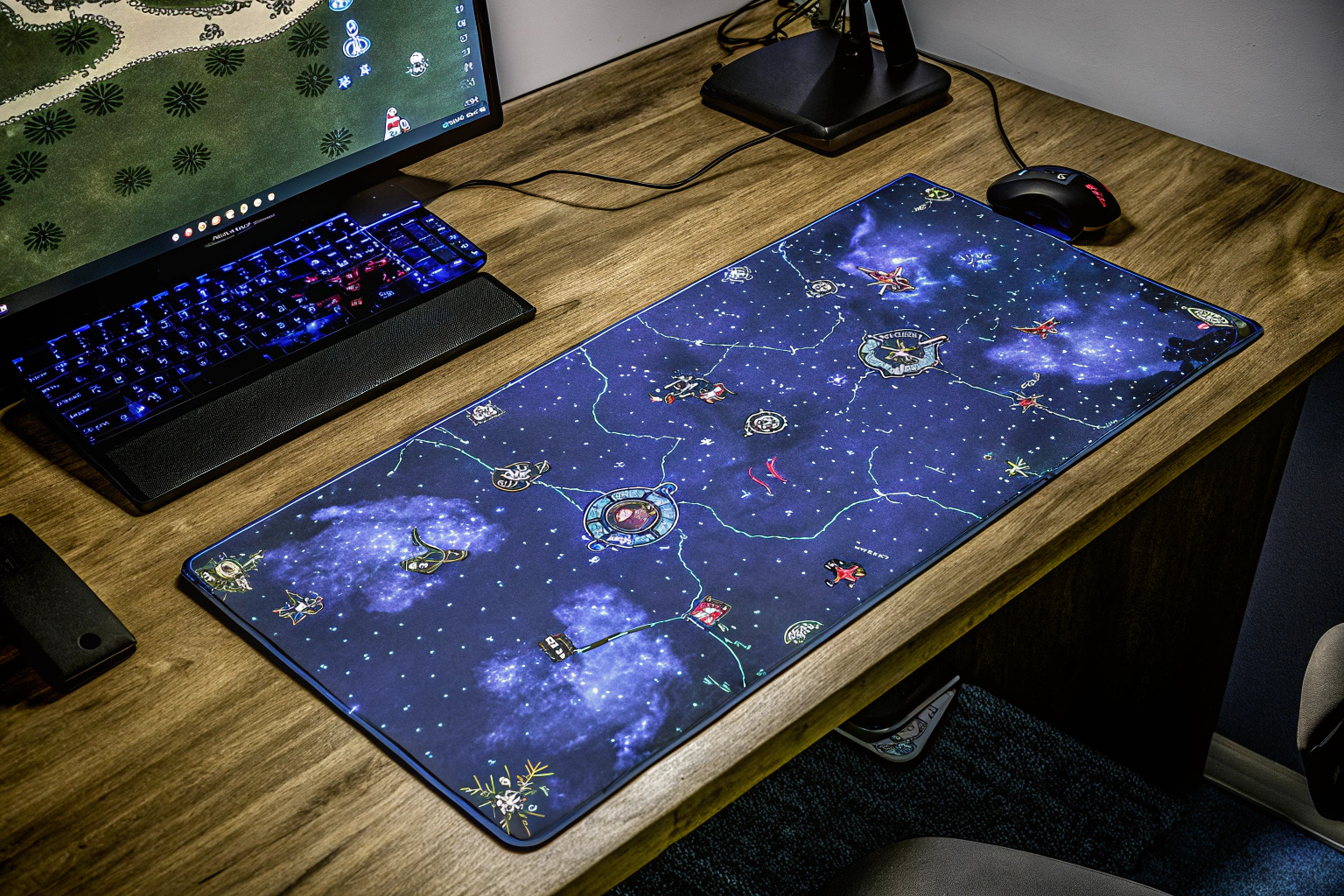 Ein Gamer nutzt eine große Schreibtischunterlage während einer Gaming-Session Gamer mit großer Schreibtischunterlage