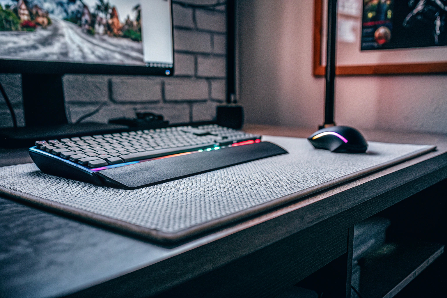 Ein Gamer-Setup mit Monitor, Tastatur und Maus, bereit für den Start eines neuen Spiels. Gamer-Setup