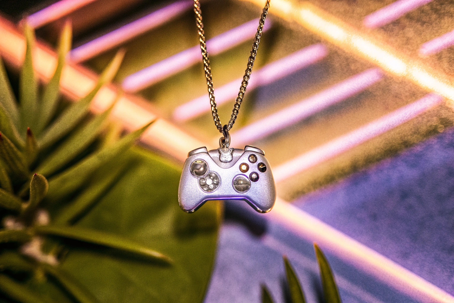 Ein Gamer trägt die XFSRG Gamer Halskette mit einem Spielcontroller-Anhänger. XFSRG Gamer Halskette