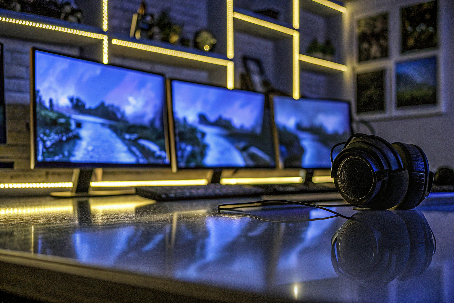 Ein Gamer trainiert an seinem PC mit Headset und mehreren Monitoren Gamer beim Training