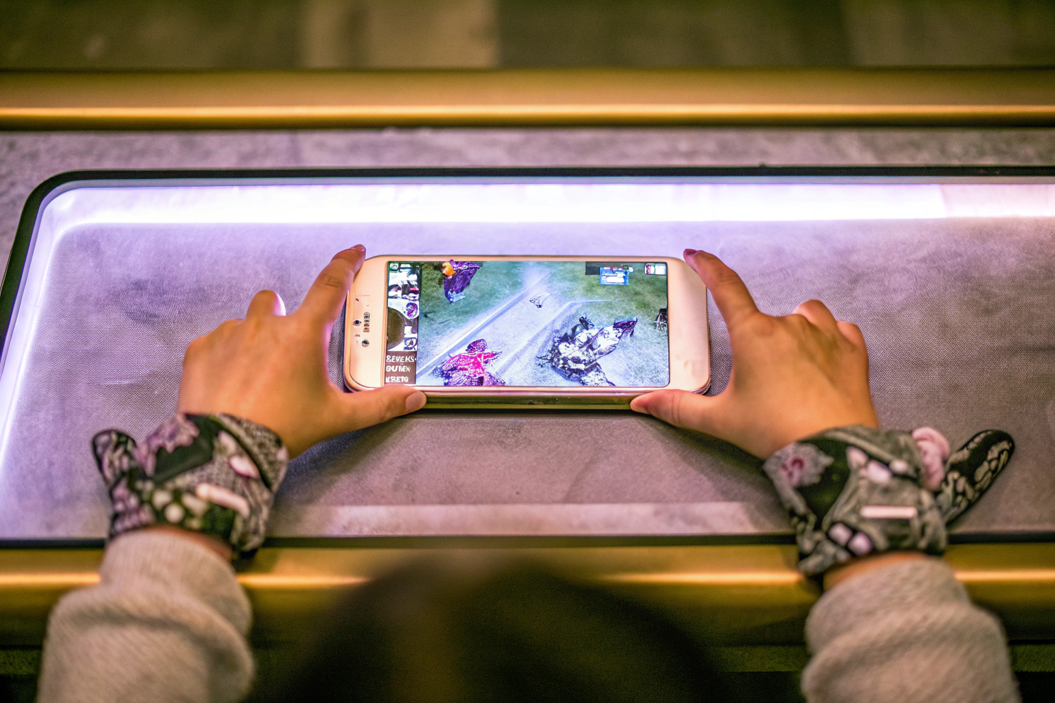 Ein Gamer verwendet Gaming-Fingerhülsen auf einem Smartphone während eines mobilen E-Sport-Events. Gaming-Fingerhülsen für mobiles Gaming