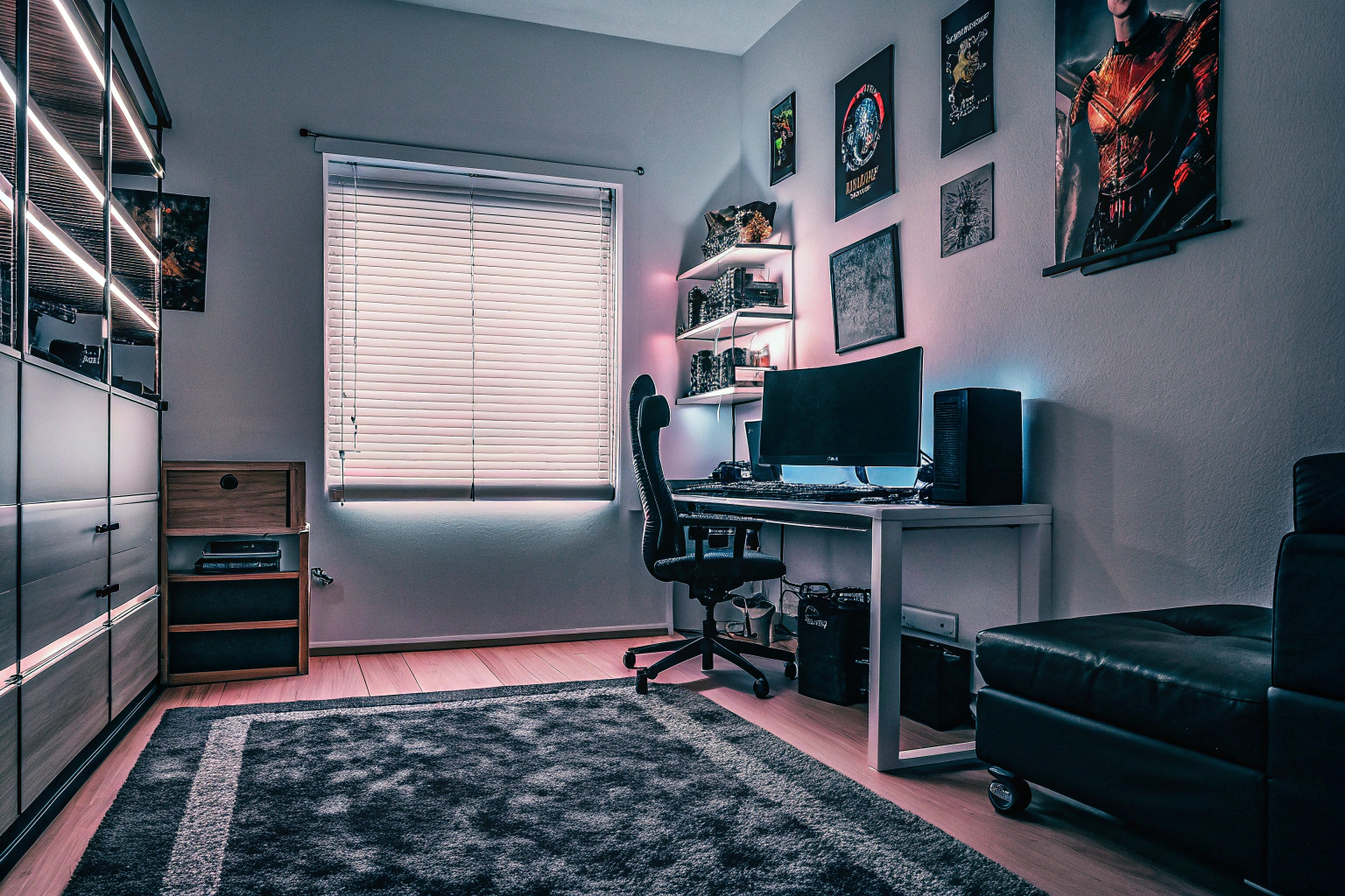Ein Gamer-Zimmer mit perfekter Beleuchtung durch LED-Wandleuchten, die eine lebendige Atmosphäre schaffen. Gaming-Zimmer Beleuchtung