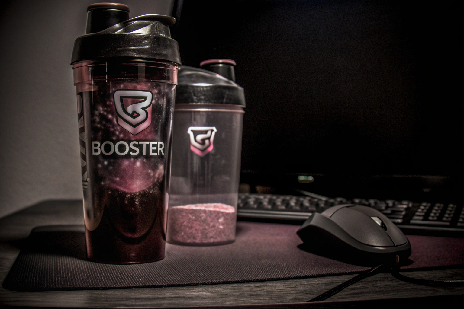 Ein Gaming-Booster und ein Shaker auf einem Tisch, bereit zum Mixen. Gaming-Booster und Shaker