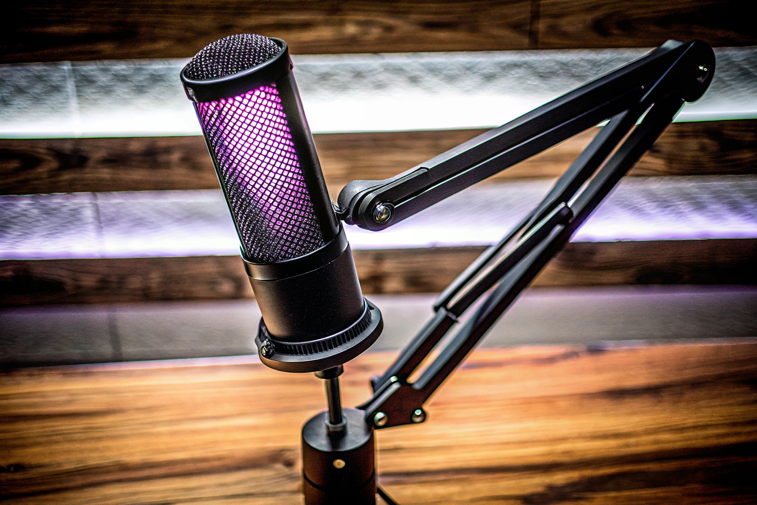 Ein Gaming-Mikrofon mit RGB-Beleuchtung und flexiblem Arm, ideal für Content-Ersteller. Gaming-Mikrofon mit RGB