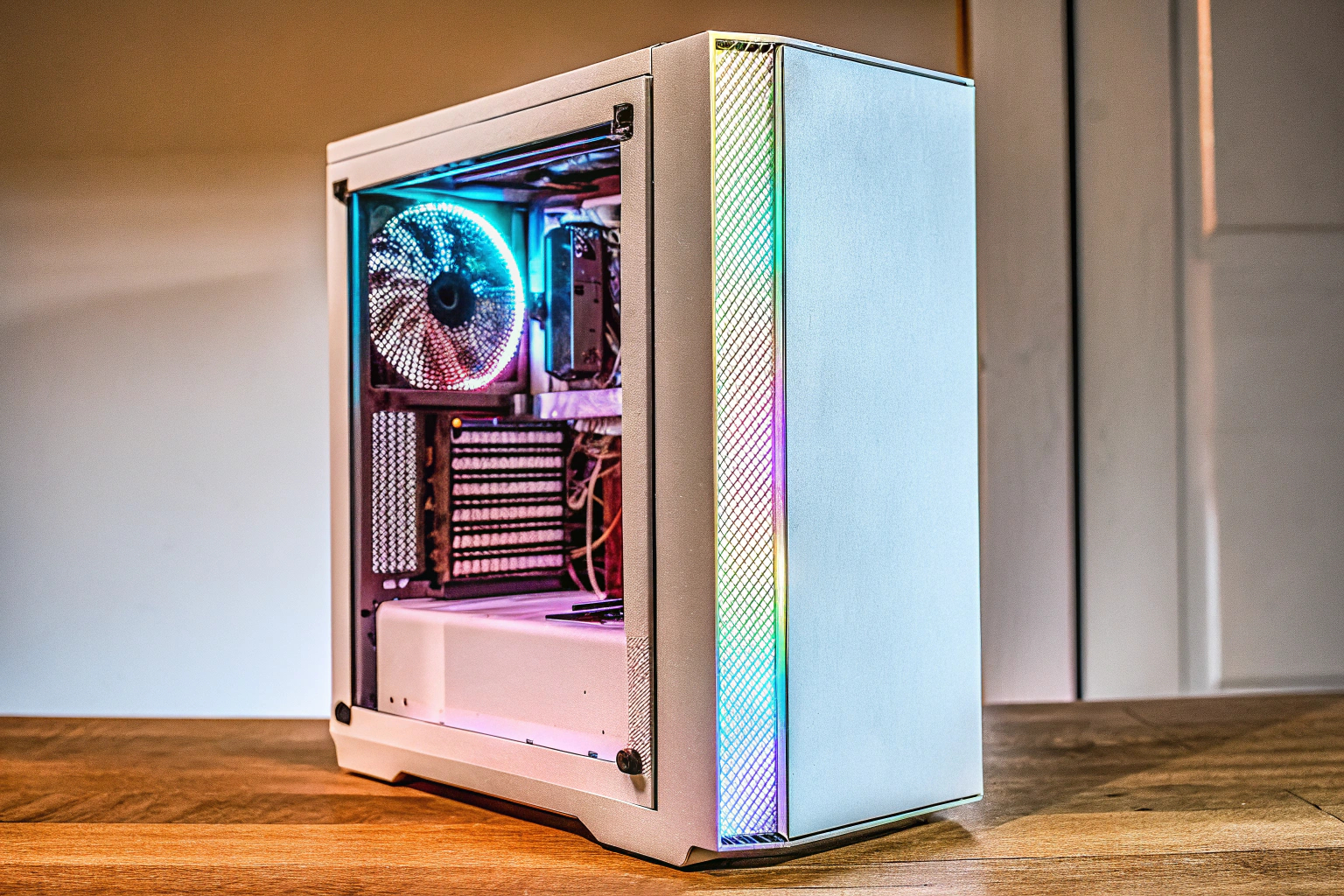 Ein Gaming-PC in einem stylischen Gehäuse mit LED-Beleuchtung und Glasfenstern. Gaming-PC mit LED-Beleuchtung