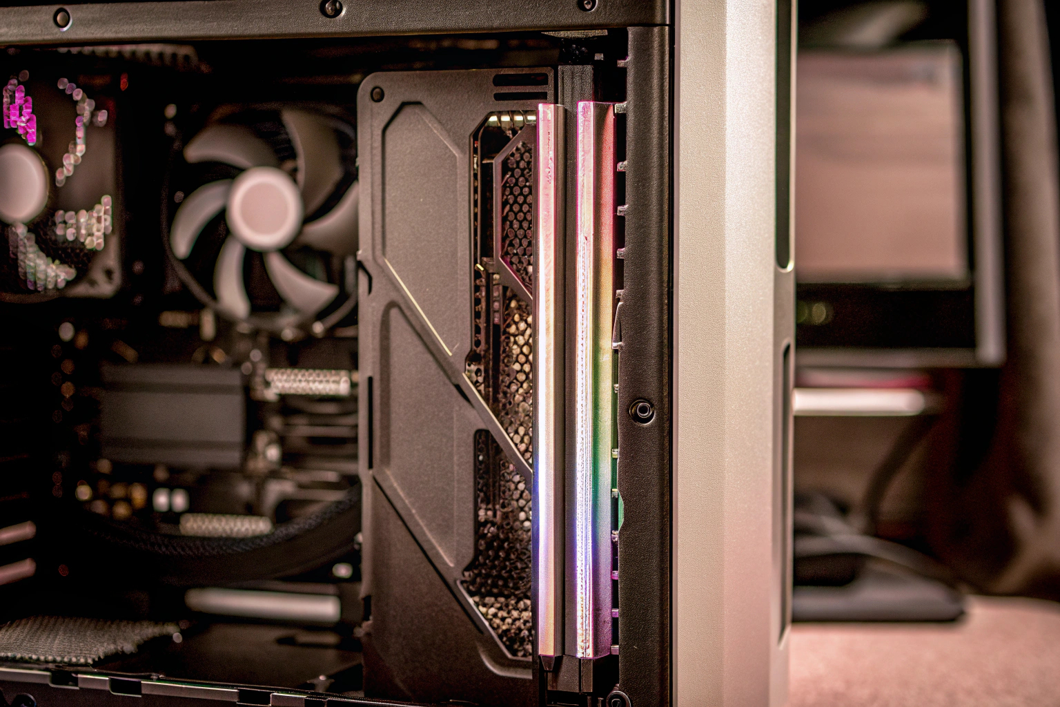 Ein Gaming-PC mit geöffnetem Gehäuse, der die Installation einer Grafikkarte zeigt. Installation einer Grafikkarte in einem Gaming-PC