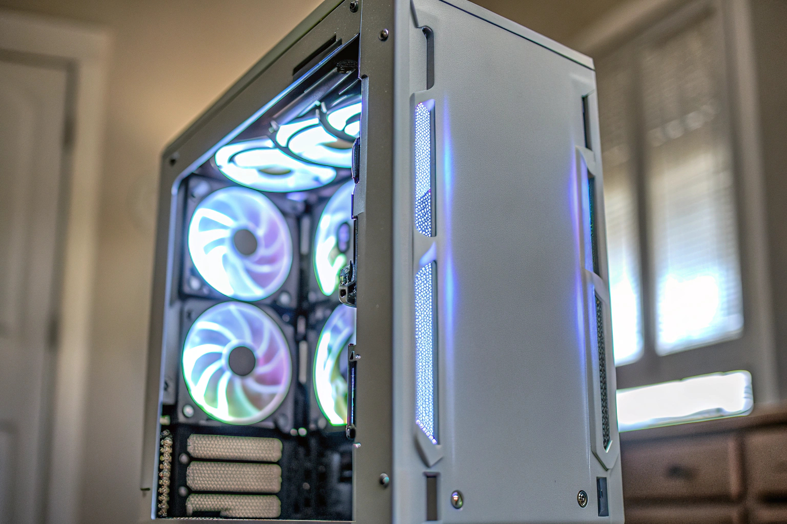 Ein Gaming-PC mit geöffneter Seitenwand, um die internen Komponenten und Lüfter zu zeigen Gaming-PC mit internen Komponenten