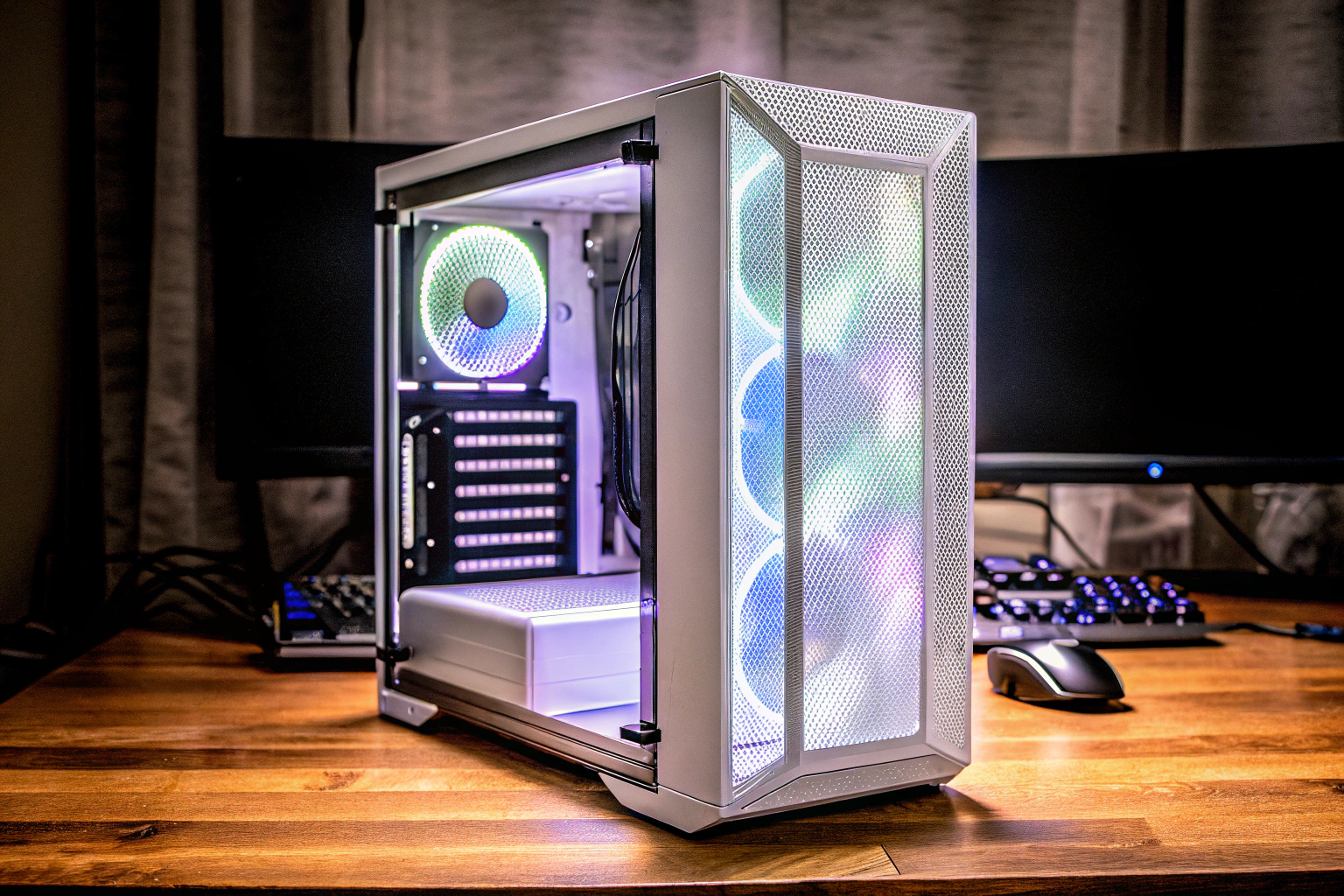 Ein Gaming-PC mit RGB-Beleuchtung, der Leistung und Stil vereint. RGB beleuchteter Gaming-PC