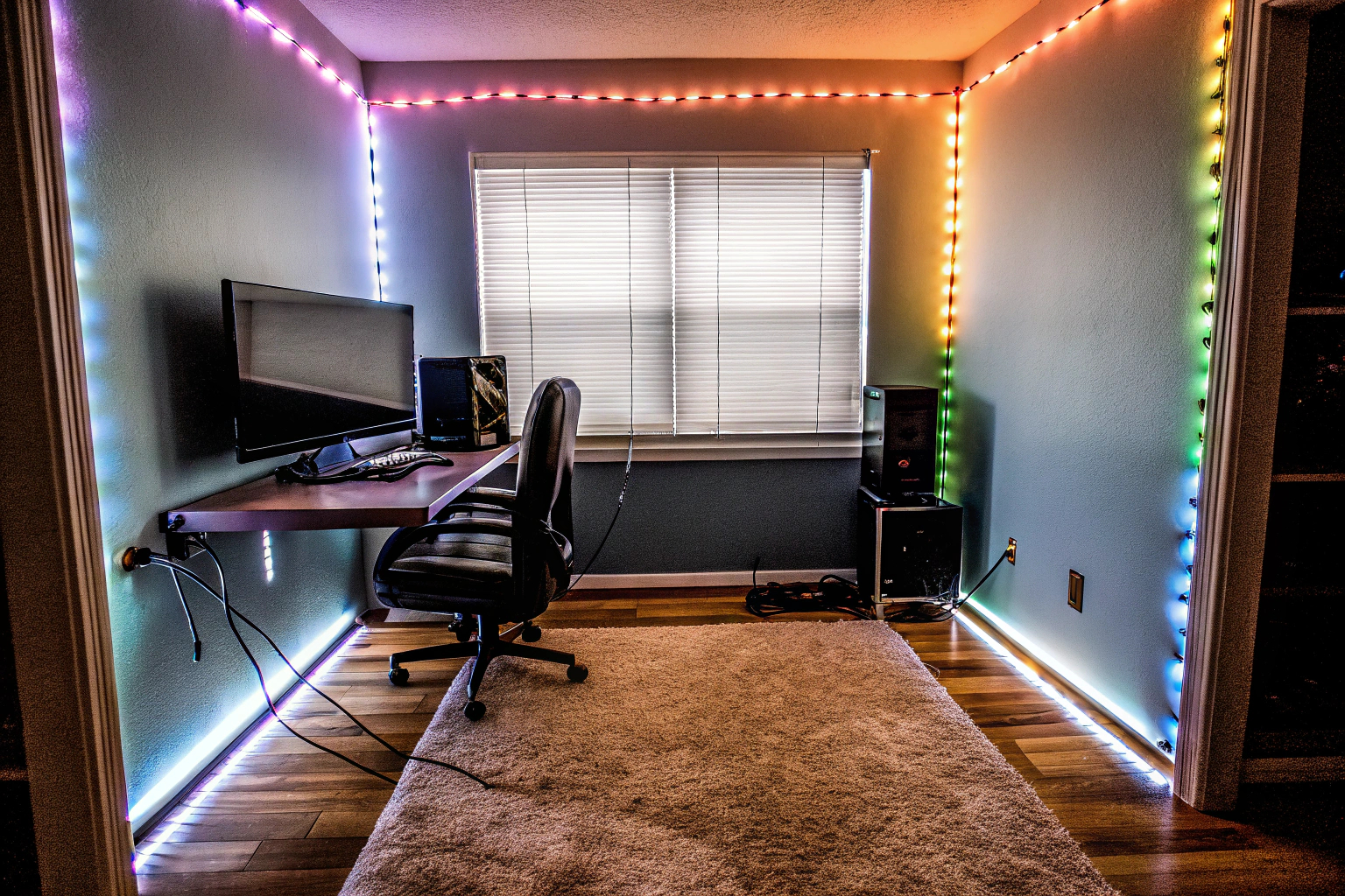 Ein Gaming-Raum mit bunten LED-Streifen, die an den Wänden angebracht sind und eine lebendige Atmosphäre schaffen. LED-Streifen im Gaming-Raum