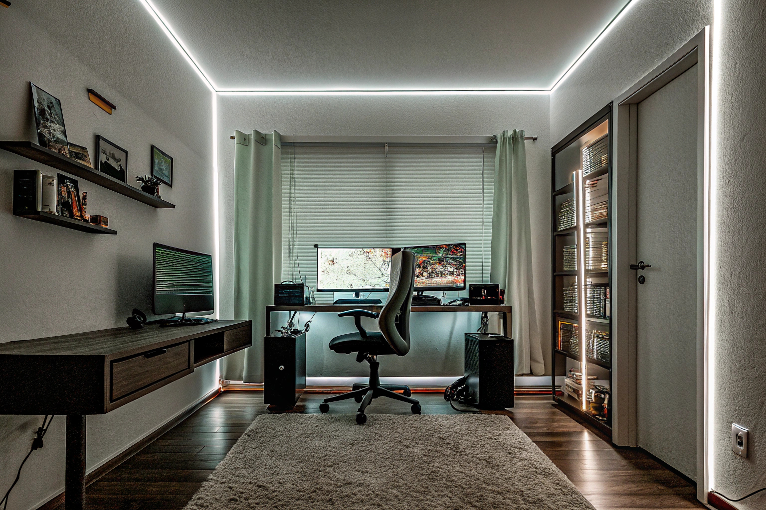Ein Gaming-Raum mit moderner RGB-Beleuchtung, die eine fantastische Atmosphäre schafft. Gaming-Raum mit RGB-Beleuchtung