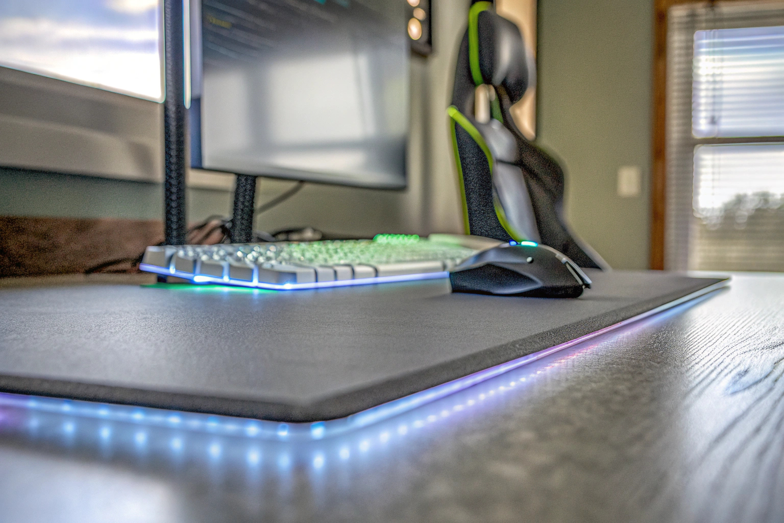 Gaming-Schreibtisch mit Kohlefaseroberfläche