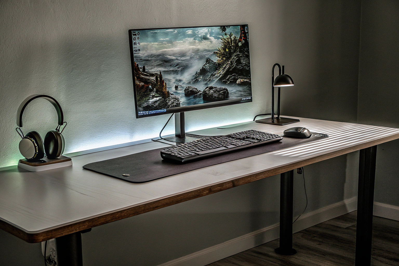 Gaming-Schreibtisch mit RGB-Beleuchtung