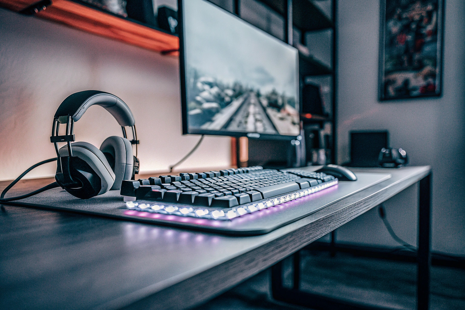 Ein Gaming-Setup mit einem ergonomischen Headset und einer beleuchteten Tastatur. Beleuchtetes Gaming-Setup