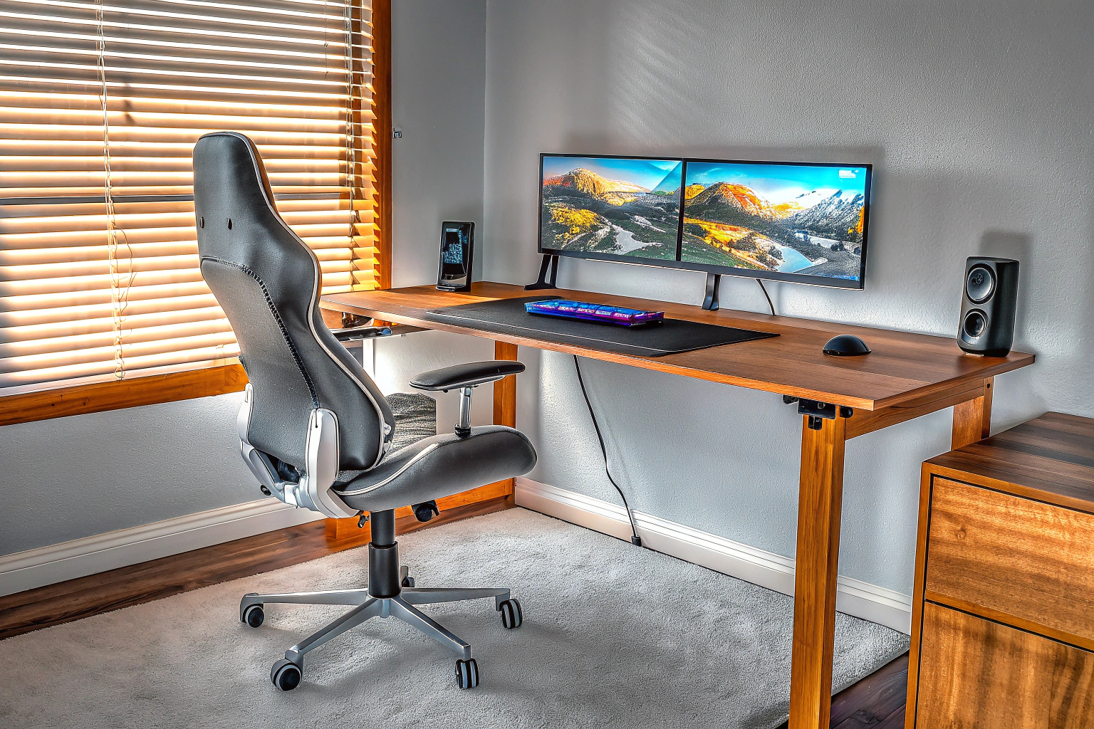Ein Gaming-Setup mit einem ergonomischen Stuhl und hochwertiger Ausrüstung. Ergonomisches Gaming-Setup