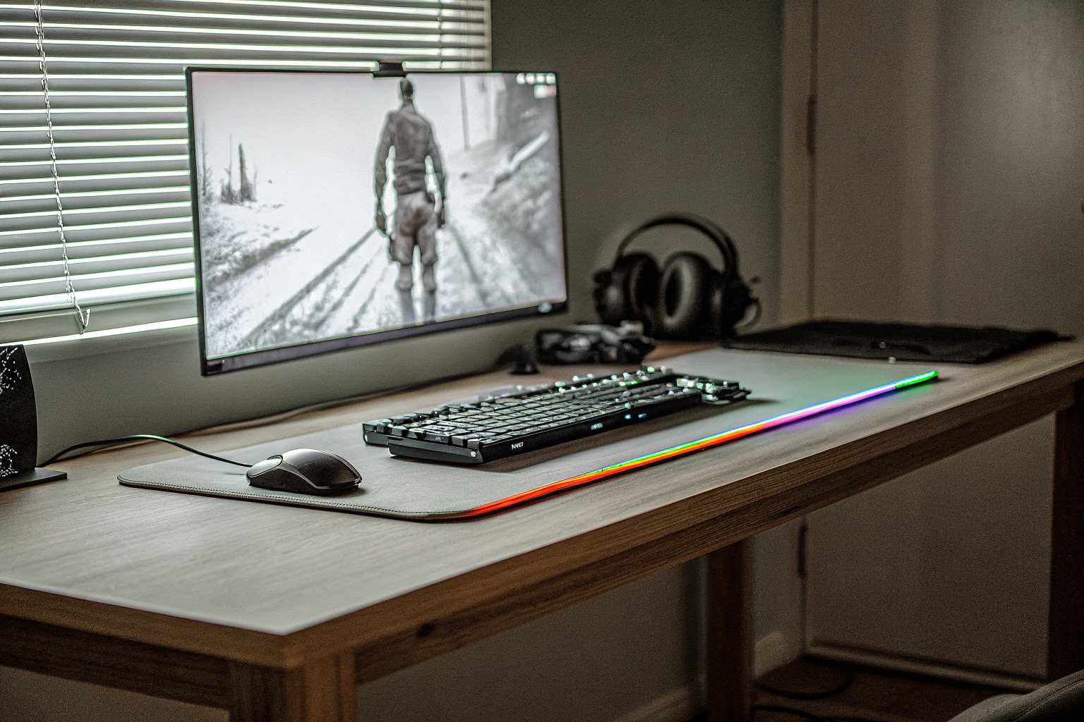 Ein Gaming-Setup mit einem großen RGB-Mauspad, das in verschiedenen Farben leuchtet. RGB Gaming Mauspad