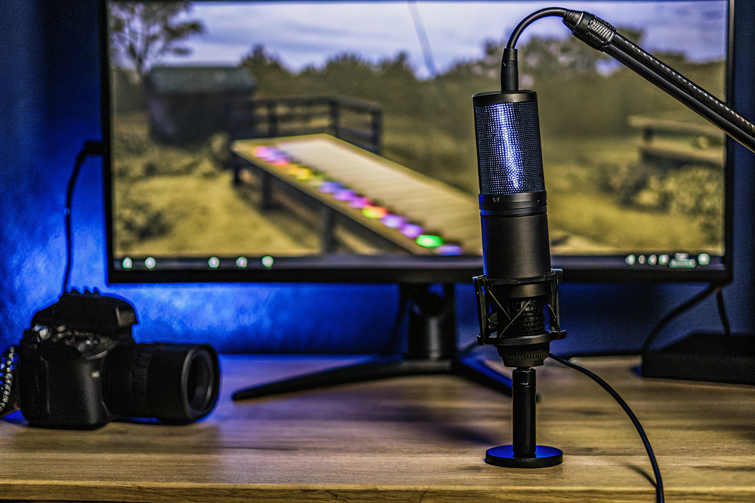 Ein Gaming-Setup mit hochwertiger Streaming-Ausrüstung, einschließlich Mikrofon, Kamera und Beleuchtung. Gaming-Setup mit Streaming-Ausrüstung