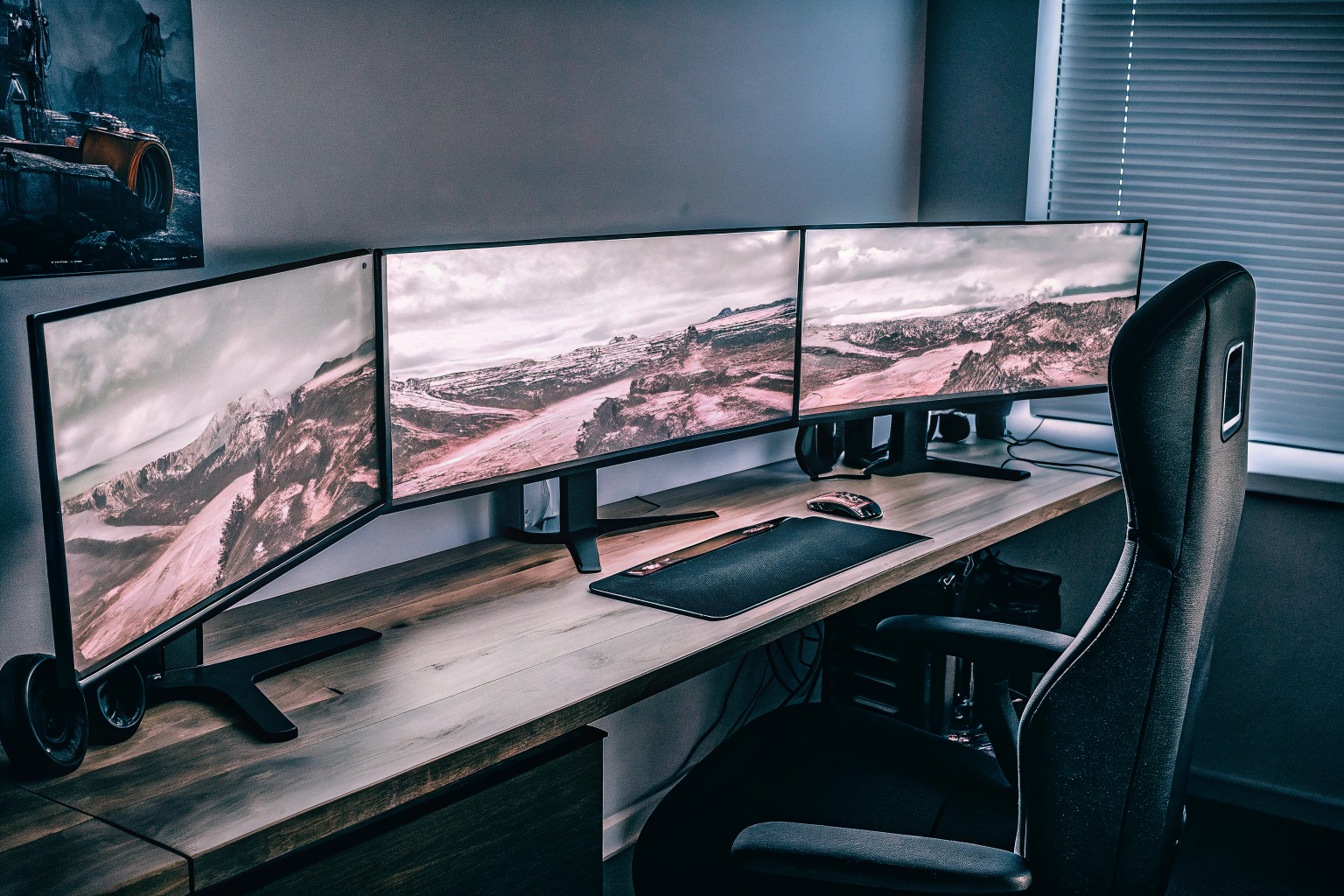 Ein Gaming-Setup mit mehreren Monitoren, angetrieben von einer leistungsstarken Grafikkarte. Gaming-Setup mit mehreren Monitoren