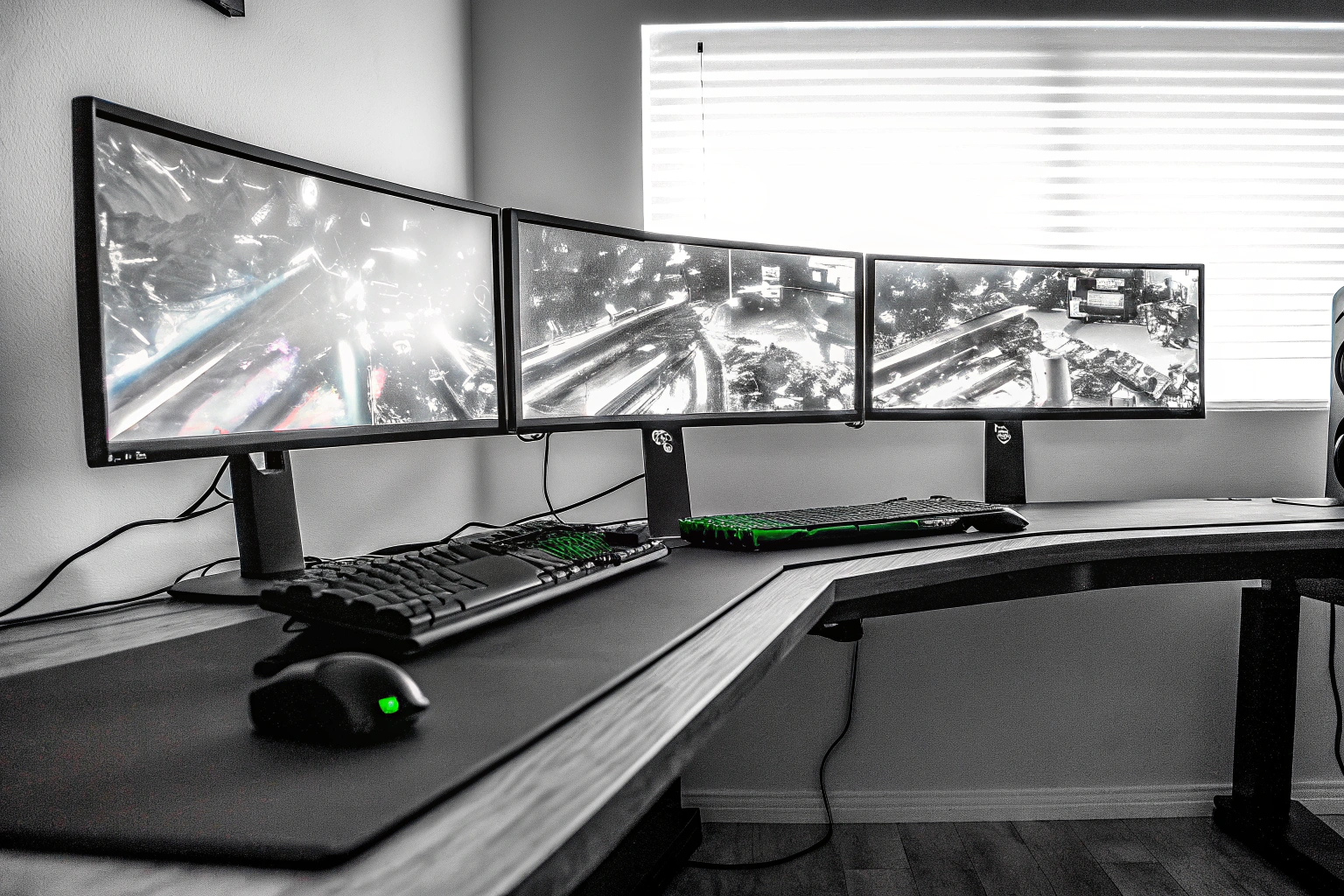 Ein Gaming-Setup mit mehreren Monitoren, das ein intensives und immersives Spielerlebnis bietet. Gaming-Setup mit mehreren Monitoren