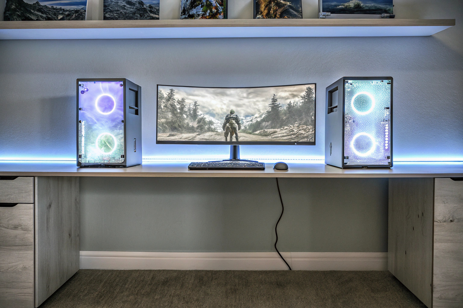 Ein Gaming-Setup mit mehreren Monitoren und einer High-End-Grafikkarte für ein immersives Spielerlebnis. Gaming-Setup mit High-End-Grafikkarte