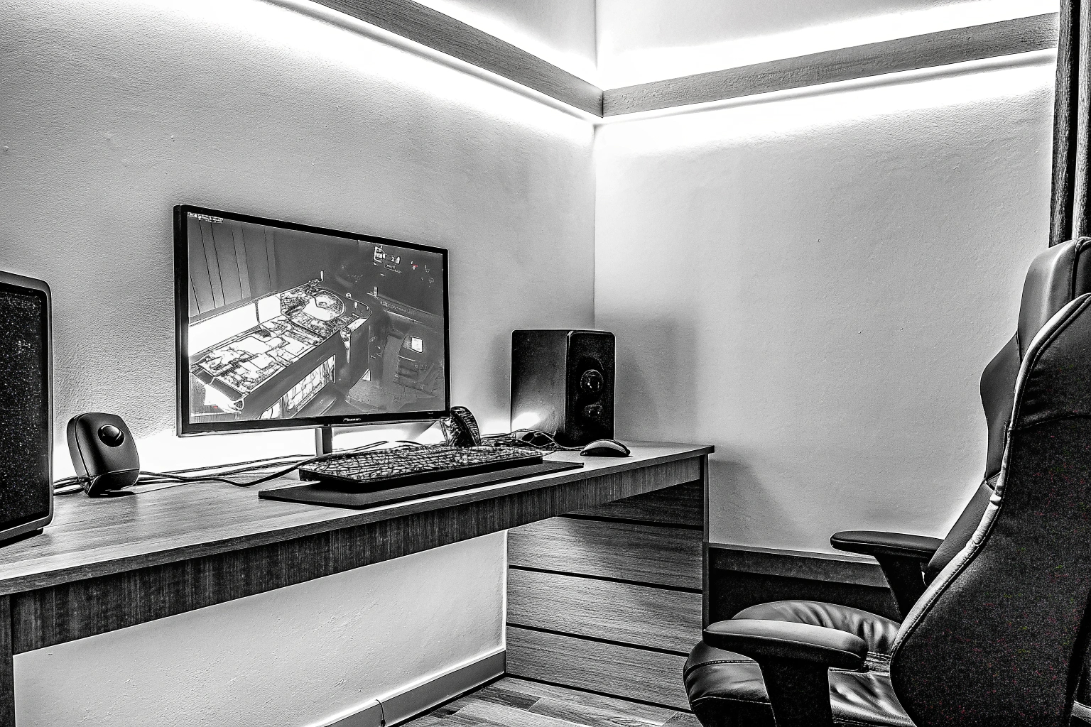 Ein Gaming-Setup mit RGB-Beleuchtung, das eine immersive Atmosphäre schafft. Gaming-Setup mit RGB-Beleuchtung