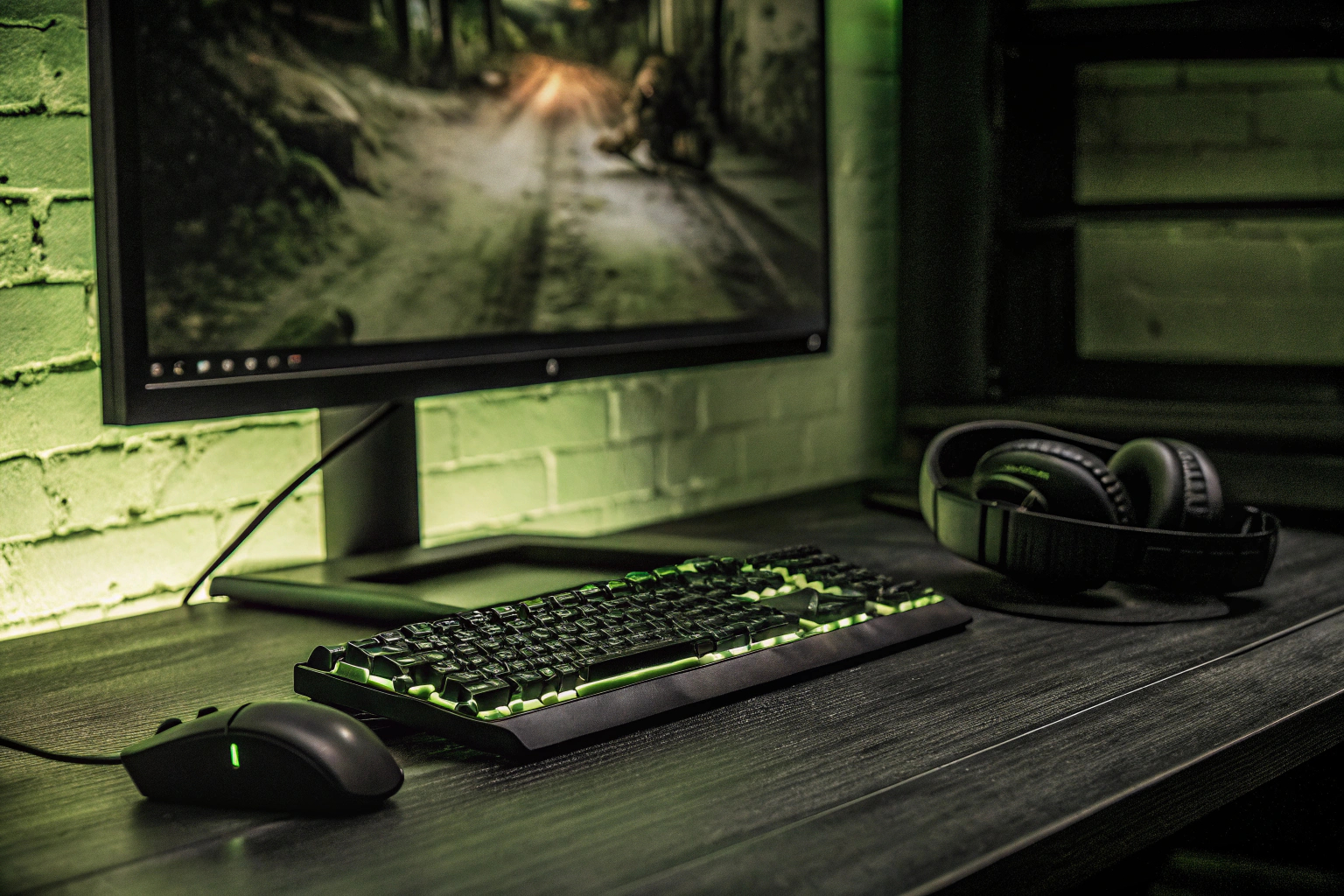 Ein Gaming-Setup mit RGB-Beleuchtung und Zubehör, das die Immersion im Spiel erhöht. Gaming-Setup mit RGB-Beleuchtung