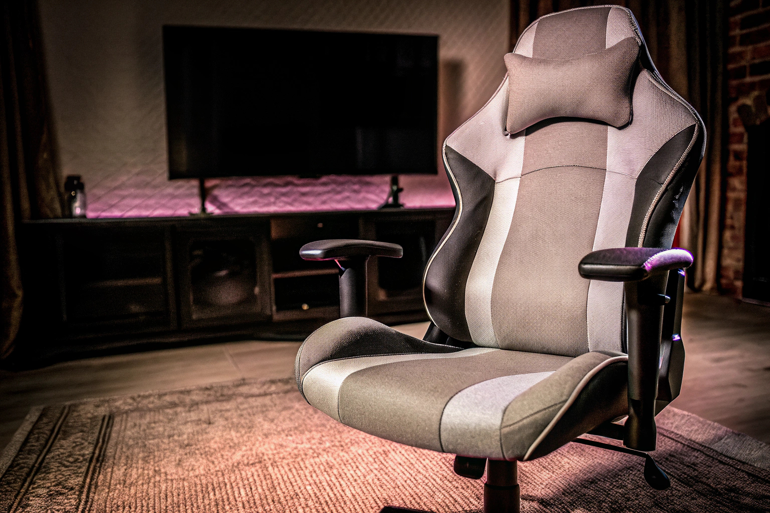 Ein Gaming-Stuhl mit atmungsaktivem Stoff und ergonomischen Eigenschaften. Gaming-Stuhl aus atmungsaktivem Stoff